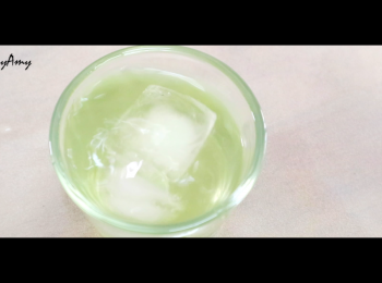step2: 加入兩粒冰塊到綠茶，備用。