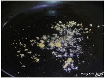 step6: 利用剛才炒飯的熱鍋，放入適量的沙拉油，再放入蒜末爆香