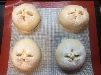 step9: 開口位加芝士同沙律醬。