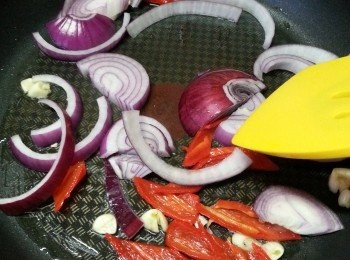 step6: 加入紫洋蔥炒香