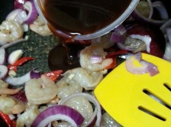 step8: 加入調味汁料將蝦仁炒熟