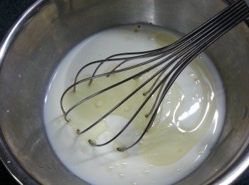 step5: 將砂糖30g、牛奶200ml、煉奶4
湯匙及菜油4湯匙倒進另一個盆內，拌勻至砂糖完全溶解