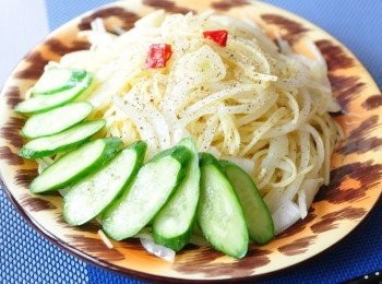 step3: 將炒好的義大利麵加上黃瓜片擺盤