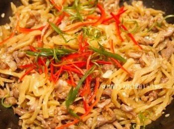 step5: 最後再依照喜好加入辣椒絲、青蔥並依照喜好加入鹽、糖、胡椒粉調味就完成了。