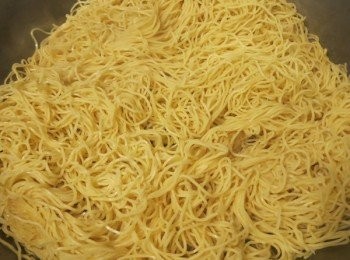 step5: 燒熱鑊，下油（油要多一點），下麵條剪至兩面脆身，剩起放在碟上