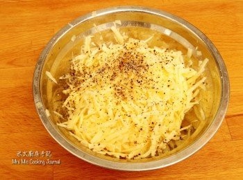 step2: 薯仔刨皮，再刨成絲，把薯仔絲放入一盤冷水沖洗後，用筲箕隔去冷水，之後用布把多餘水分吸乾，放少許鹽和黑胡椒把薯仔絲抓勻。