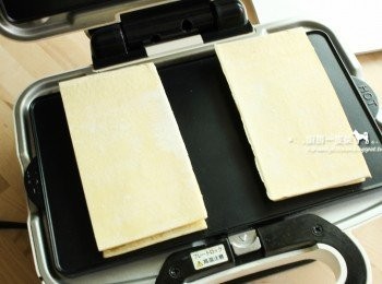 step4: 再放上另一片酥皮，蓋上蓋子略壓一下。