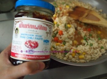 step3: 1. 燒熱La Rose 玫瑰鍋, 免油, 把乾紅葱粒下鍋, 意大利米略炒(約5分鐘)
2. 倒入1杯冬蔭公湯,順時針方向炒勻(約5分鐘)
3. 放入切碎蕃茜, 順時針方向炒勻 (約5分鐘)
4. 再倒入冬蔭公湯, 什豆, 順時針方向炒勻(約10分鐘)
5. 倒入白酒 1杯, 順時針方向炒勻(約10分鐘)