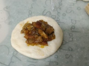 step7: 把餡料包入麵團內及放進焗盤，在麵團表面噴少許水，用保鮮膜包著焗盤再套上塑膠袋後扎緊。