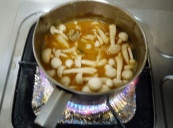 step3: 接著下雪白菇煮至滾