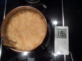 step9: 再繼續使用中小火熬煮7-8分鐘至奶油糖漿變焦糖色。這時可加入一小匙的Espresso(不要一次加入太多),過程中太妃糖醬汁的顏色會加深,風味變得更豐富。可依個人喜歡的香氣增減Espresso的用量。