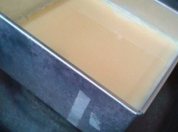 step3: 把雞蛋和豆漿的混合液過濾一下。然後倒入方形模或蒸盤都可以～（烤模大約6寸X6寸），先在模裡鋪上錫紙或是烘培紙在模底下都可以，過後倒入拌好的蛋糊，然後放進燒開的蒸籠裡。