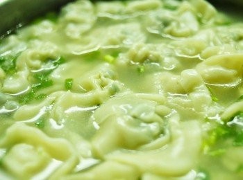 step8: 煮沸一鍋水，下雞粉拌勻，下水餃。水煮沸時，下一碗開水，再煮。水又再煮沸時，再下一碗開水，再煮沸。要不停攪拌水餃，煮至水餃全熟即成！