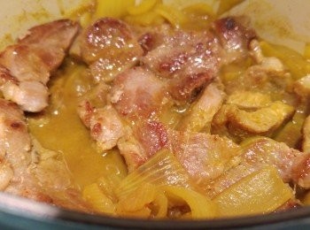 step7: 將豬扒放入咖哩汁煮一陣。
