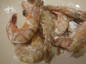 step2: 蝦用廚紙索去水份, 再撲上粟粉。