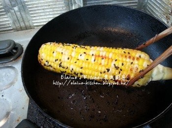 step9: 掃上辣椒醬及灑上黑芝麻 , 轉用中火燒至粟米成金黃色