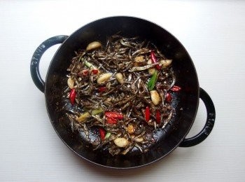 step5: 加入柴魚醬油及味霖，開始翻炒，到醬汁收乾為止。