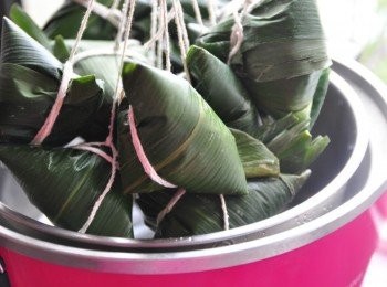 step6: 將完成的粽子整捆的放入我的大同大Q鍋蒸煮，內鍋可已鋪個架子讓粽子架空，才不會讓粽汁在蒸煮過程中流出讓粽子外表黏黏的，外鍋則放入1.5量杯水