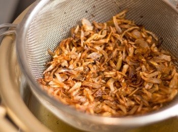 step4: 炸到至金黃色後立刻撈起隔油