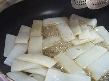 step3: 蒟蒻白玉板切成約0.5公分的厚度，洗淨後放入鍋中乾煎至表面完全乾燥後，加入溶解的糖水煨煮3分鐘即可起鍋放涼備用。