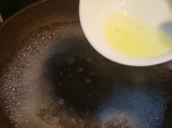 step4: 鑊中加入清雞湯待煮滾，加入蛋白拌勻，再加入適量生粉水，淋上鮮冬菇面即成。