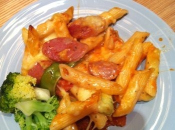 step5: 將炒好的麵與配料放入烤盤中，上面鋪滿起司絲放入烤箱用185度溫度烤10分鐘， 起司融化並呈現金黃狀即完成。