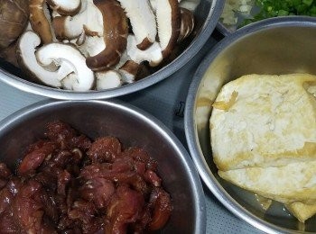 step1: 先醃好牛肉。
豆腐洗淨，灑上少許鹽，多餘嘅水份會排出。
鮮菇用濕布抹乾淨，切片，蒜頭蔥切粒。