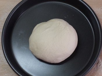 step3: 放入大盤中，蓋上保鮮紙，發酵1小時至2倍大。