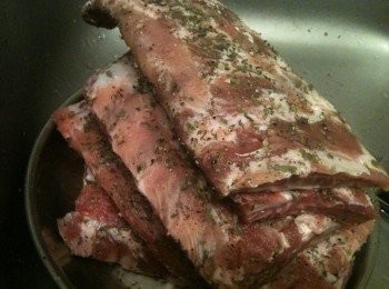 step2: 用鹽, 香草, 黑椒塗勻肋排