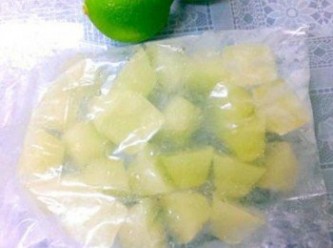 step3: 檸檬成冰磚後不像冰塊一轉就會掉下來~從冷涷拿出來以後~等個一分鐘~用水果刀從邊邊挖起來~