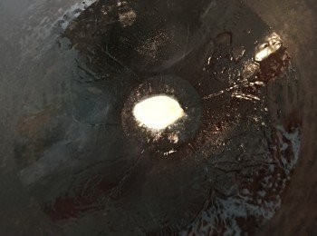 step3: 將鑊燒熱，加入2湯匙油，加入薑片爆香