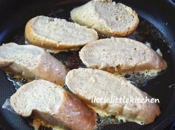 step1: 麵包切厚片，浸滿鮮奶蛋汁