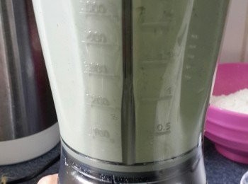 step3: 將斑斕葉同牛奶，一齊倒入攪拌機打至斑斕葉完全被攪碎