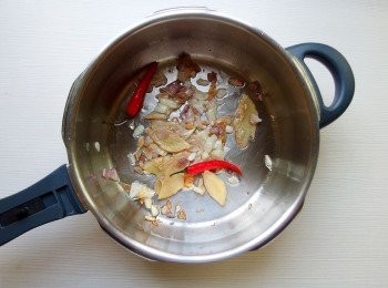 step3: 薑片,紅蔥頭,辣椒先做爆香。