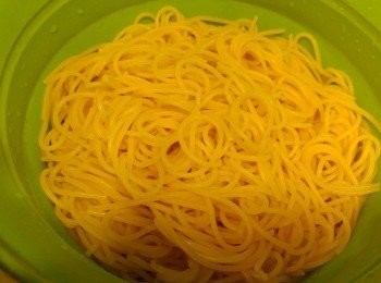 step7: 用篩隔去意粉水。