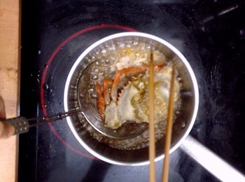 step6: 燒熱油鍋，將蟹件先走油 （下油鍋大火炸至蟹件轉紅再撈起備用）