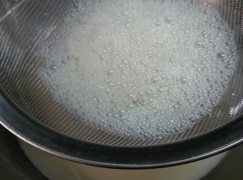 step8: 將已拌勻蛋白之豆漿過篩倒入蒸碟上