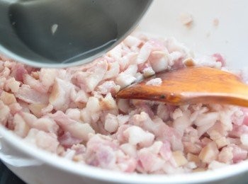 step2: 先將豬頸肉放入鍋中，加入約150cc水一起滾煮至水蒸發後，開始煸炒出少許豬油