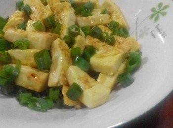 step2: 倒入橄欖油，先放入豆腐煎，雙面小心翻轉，呈金黃色時，呈盤上桌，再灑入少許青蔥、醬油，即可享用養顏美容的蛋豆腐。