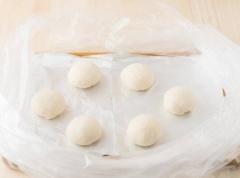 step22: 將麵團放入大塑膠袋中(此時麵團直徑約5公分)