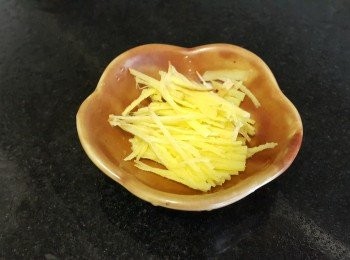 step3: 薑片切絲備用