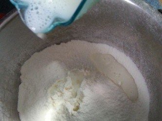 step1: 低筋麵粉過篩後加入牛奶中，攪拌均勻至冇粉粒