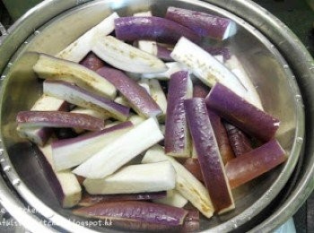 step1: 絞碎豬肉以醃料醃約15分鐘，茄子洗淨後切條蒸熟備用。