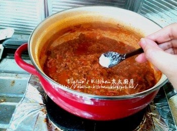 step8: 期間要不時攪拌以免黏底 , 蓋上蓋繼續煮 , 煮1小時後加入少許鹽及黑胡椒碎調味
