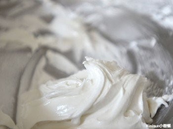 step3: 將剩下的30g糖粉慢慢視情況加入打勻,尖角會慢慢垂下的硬度(就是硬質糖霜可勾邊描繪或者黏貼糖珠使用)