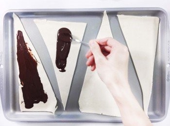 step1: 將焗爐預熱至190度, 將酥皮隨意分開4個三角形..