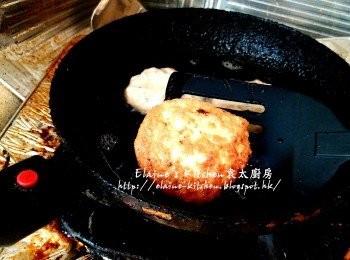 step8: 放入鑊中用慢火慢慢煎至一面金黃色不黏鑊 (注意一定要煎至一面金黃離鑊才可翻另一面再煎 , 咁就會靚靚仔仔唔黏鑊喇)