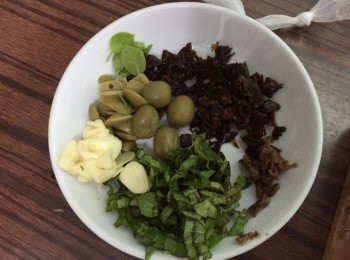 step2: 2)意粉如用包裝就依指示煮好備用, 留流少量煮意粉既水