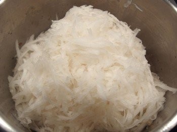 step7: 蘿蔔絲倒入剛才的鍋裡拌炒一下,蓋上鍋蓋2分鐘...將蘿蔔絲都煮到透明色。