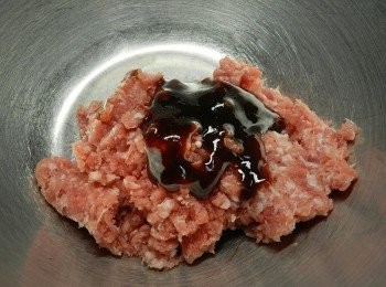 step2: 加入兩大匙的李錦記蜜汁烤肉醬，喜歡甜一點的，可以再加一大匙蜂蜜喔!!!